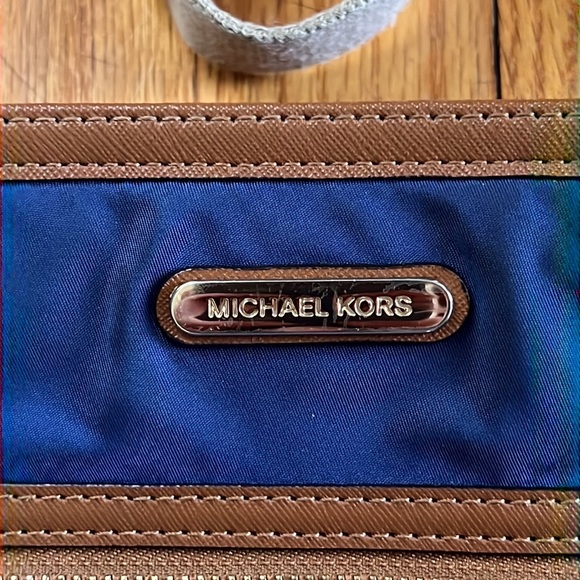 Michael Michael Kors Kempton Crossbody Bag - Picture 3 of 9